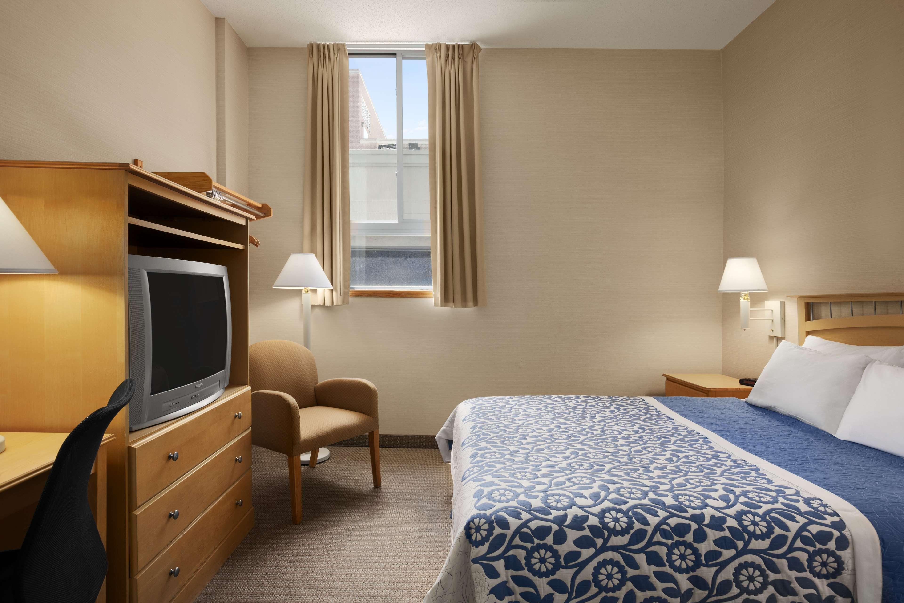 Days By Wyndham Convention Center Hotel