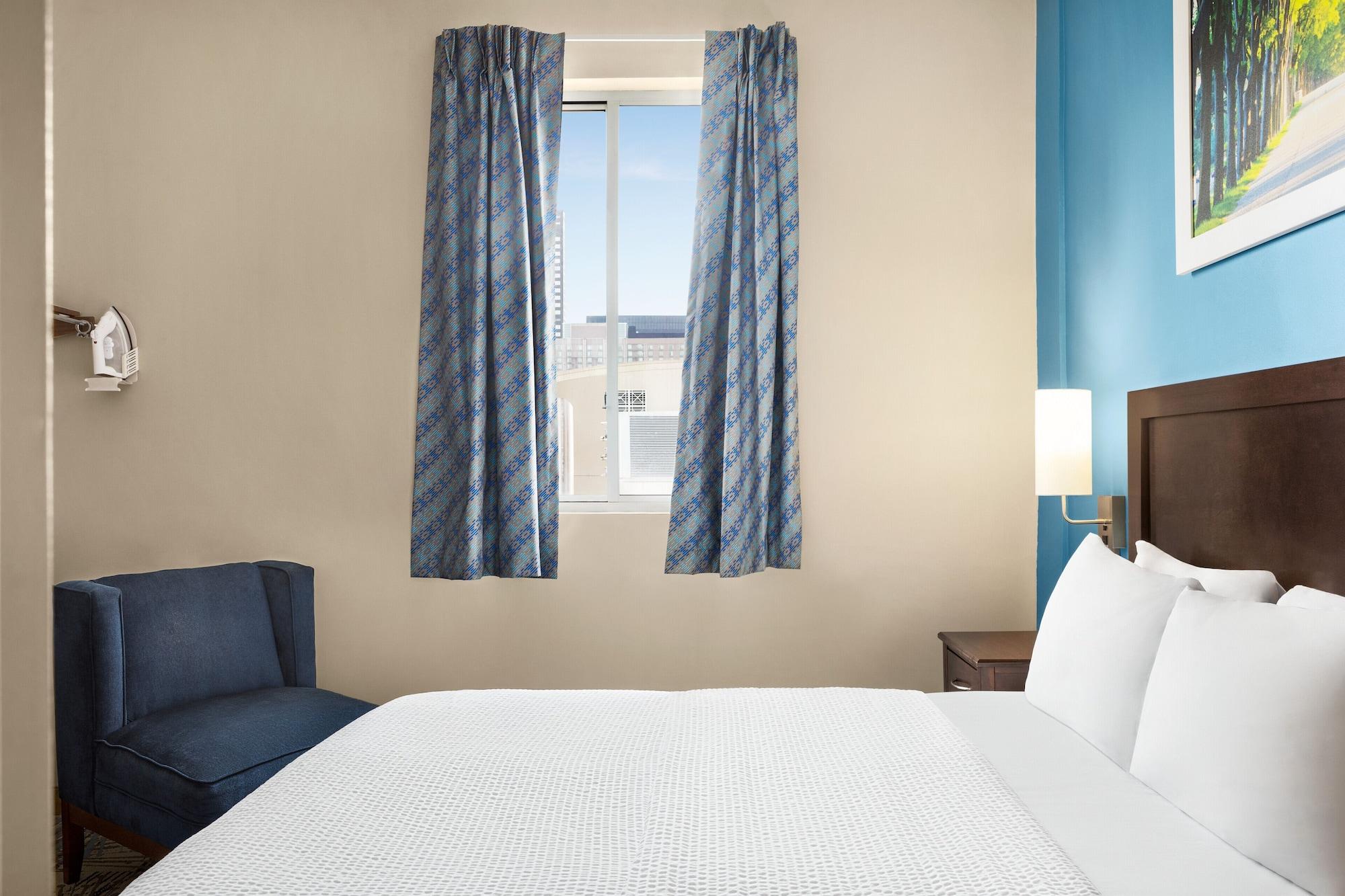 Days By Wyndham Convention Center Hotel